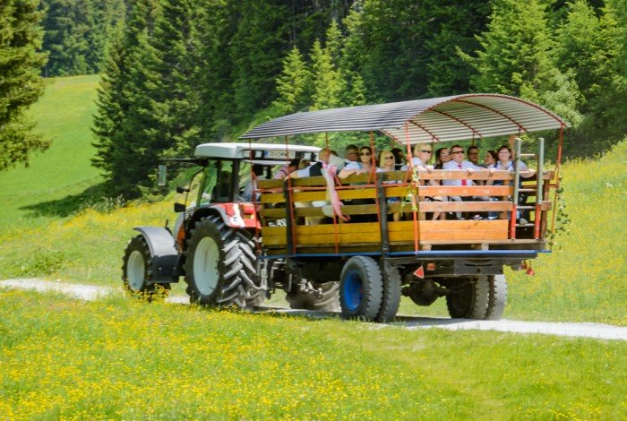 Transport mit dem Traktor zur Wengeralm