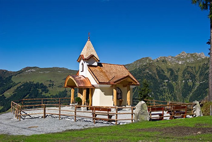 Kapelle mit der herrlichen Bergwelt im Hintergrund