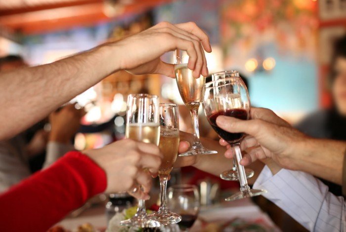 Wein und Sekt trinken bei ihrer Feier auf der Wengeralm